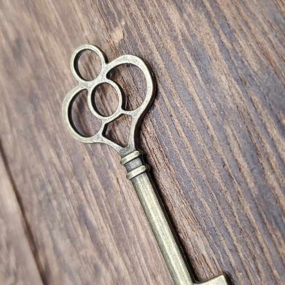 Bronze ornate edwardian key pendant P105 - Picture 2 of 2